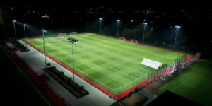 terrain de football pendant la nuit à Londres